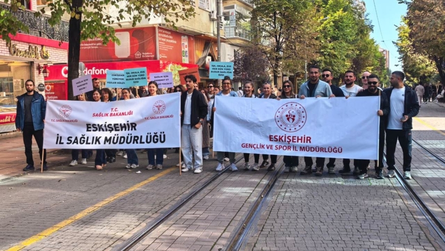 Eskişehir’de Dünya Yürüyüş Günü’nde sağlık çalışanları ve vatandaşlar yürüdü
